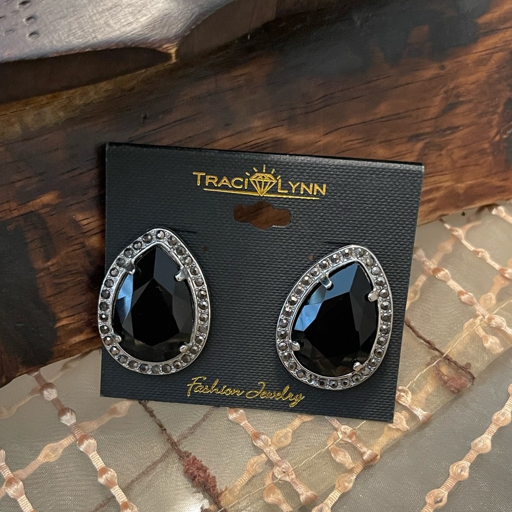 Classic black pierced earrings